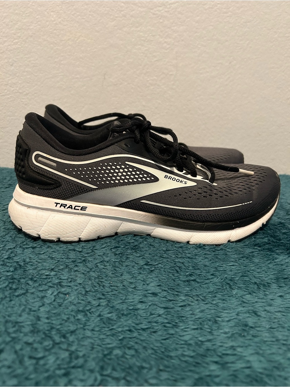 Brooks Trace 2 Women’s Running Shoes - Black with White Accents